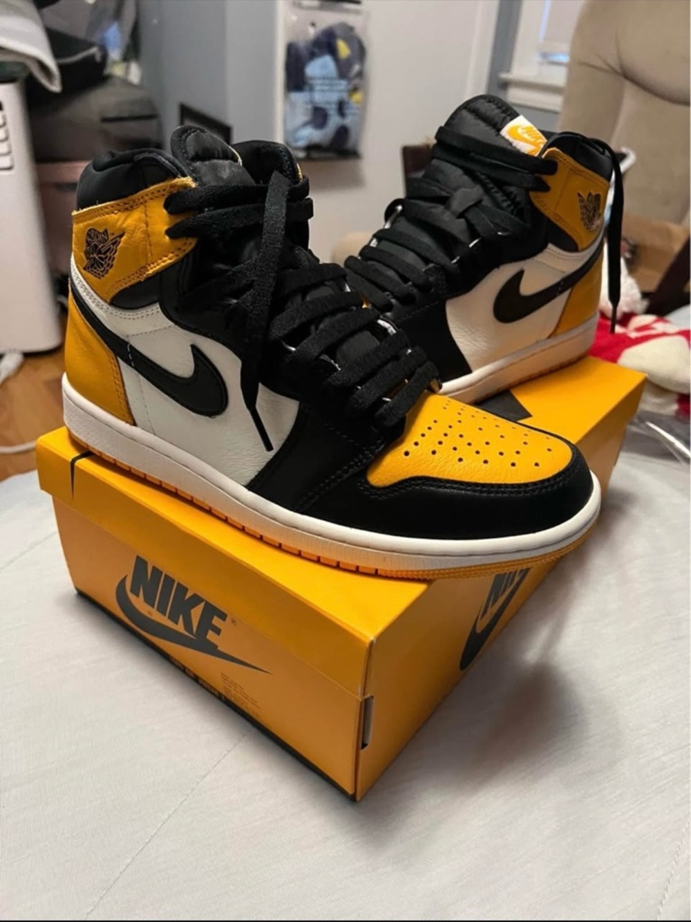 Nike Air Jordan 1 Retro High - Black/Orange/White